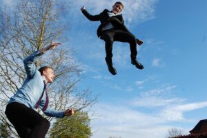 Sådan vælger du den perfekte nedgravede trampolin til haven