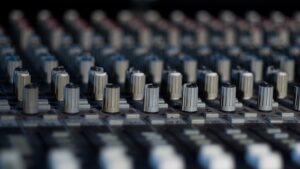 Fra stereo til surround sound: En guide til at skabe det perfekte lydmiljø